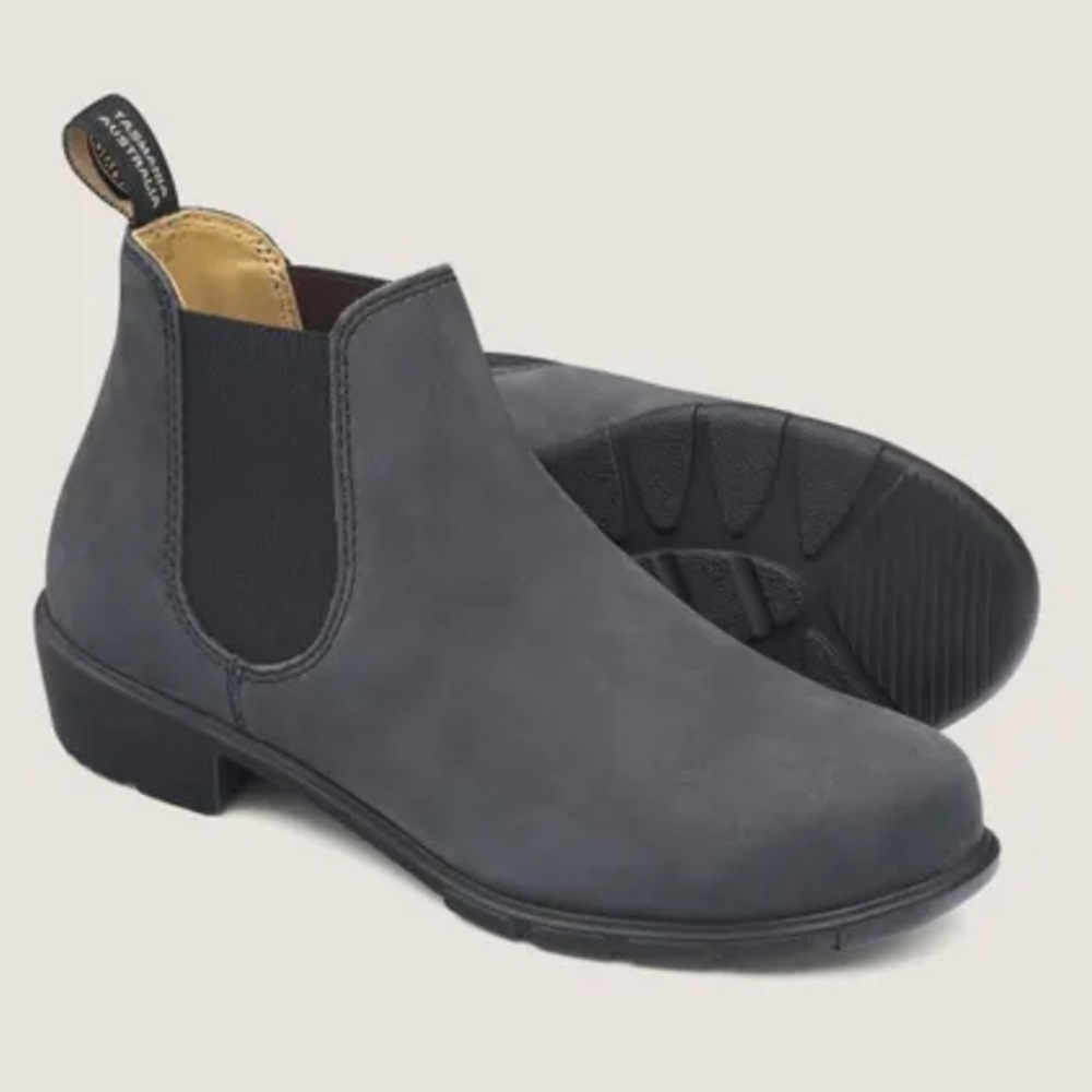 BLUNDSTONE rustic black leather low-cut ankle boots!! NEVER BEEN WORN!